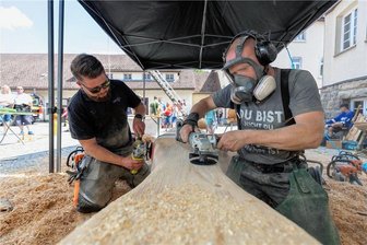 Erzgebirger lassen in Wernesgrün die Späne fliegen - Andy Gerber (rechts) und Matthias Unger bei der Feinarbeit mit dem Schleifer.
