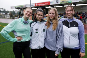 Erzgebirger laufen quasi fast bis Uganda: Spendenlauf in Annaberg - Luna Lourdes, Annika, Mathilde und Ronja waren trotz Dauerregen hochmotiviert beim Spendenlauf dabei.