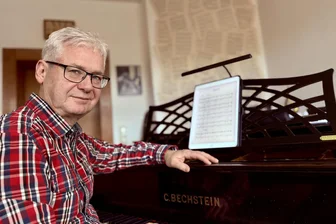 Erzgebirger lebt von und für die Musik: Wie geht das, Herr Müller? - Gernot Müller ist freischaffender Musiker. Mit Klavier und Gesang verdient der 59-Jährige seit 25 Jahren seinen Lebensunterhalt. Und hat ein bestimmtes Erfolgsrezept.