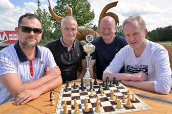 Erzgebirger machen flotte Züge: Nur die Ruhe gilt am Schachbrett nicht immer - Sachsens Mannschaftsmeister im Schnellschach sind Hannes Langrock, Ralf Schnabel, Gunter Spieß und Cliff Wichmann (von links) vom ESV Nickelhütte Aue.
