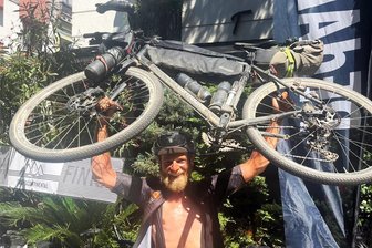 Erzgebirger meistert besonderes Radrennen: In 13 Tagen quer durch Europa - Geschafft, aber glücklich: Stolz stemmt Robin Reinsch nach der Zielankunft in Istanbul sein Gravelbike in die Höhe. In knapp 13 Tagen hat er 4192,8 Kilometer zurückgelegt.