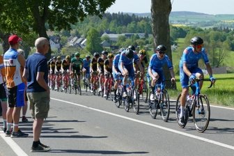 Erzgebirger mischen bei ihrer Fahrt mit - An der ersten Bergwertung nahe Waldkirchen feuerten Trainer Klaus Fischer und seine Schützlinge den Ex-Venusberger Moritz Kretschy an. 