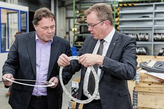 Erzgebirger mischen erfolgreich in der Umwelt- und Klimaallianz Sachsen mit - Staatssekretär Gerd Lippold (rechts) zeigte bei seinem Besuch des Unternehmens Industrie- und Dichtungstechnik in Annaberg-Buchholz großes Interesse. Seine Fragen beantwortete ihm unter anderem Betriebsleiter Matthias Seidel. 