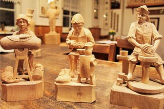 Erzgebirger mit dem Goldenen Schnitzmesser geehrt: Jedes seiner Werke ist ein Unikat - Der Schlettauer schnitzt nie das Gleiche nochmals.