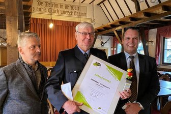 Erzgebirger mit Feuerwehr-Leidenschaft: Wenn’s brennt, ist Harald Eschke zur Stelle - Harald Eschke (Mitte), im 40. Jahr Chef der Feuerwehr in Tellerhäuser, wurde mit dem „Ehrenamt des Monats“ durch das Landratsamt des Erzgebirgskreises ausgezeichnet. Links Steffen Beyreuther, von dem der Vorschlag kam, rechts Landrat Rico Anton.