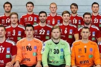 Erzgebirger optimistisch und vorsichtig zugleich - Das Team des EHV: vorn von links: Mannschaftsarzt Dr. Egbert Mehlhorn, Sebastian Duschek, Eric Töpfer, Sveinbjörn Petursson, Radek Musil, Marcel Schäfer, Mannschaftsarzt Torsten Seltmann; Mitte von links: Sebastian Paraschiv, Eric Meinhardt, Bjarki Mar Gunnarsson, Kevin Roch, Arni Thor Sigtryggsson, Dadi Runarsson, Felix Keller; hinten von links: Trainer Runar Sigtryggsson, Janar Mägi, Ladislav Brykner, Bengt Bornhorn, Jan Faith, Adam Mazur, Co-Trainer Stephan Swat.