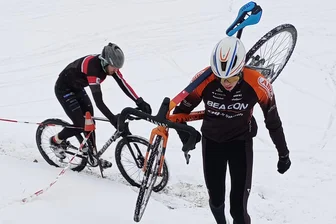 Erzgebirger peilt bei Cyclocross-DM die Top Ten an - Mitunter muss Toni Albrecht sein Rad beim Cyclo-Cross auch tragen.