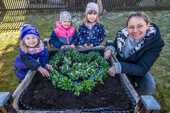 Erzgebirger pflanzen Vergissmeinnicht für Menschen mit Demenz: Was hat es damit auf sich? - Haben sich an einer Pflanzaktion am Platz der Generationen in Hundshübel beteiligt: Mathilda (v. l.), Thea und Loni aus der Kita Mäusekiste in Hundshübel sowie Franziska Hänel, stellvertretende Leiterin des Awo Quartierbüros.