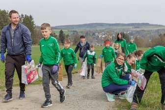 Erzgebirger ploggen und putzen - Der Nachwuchs des LSV Waldfrieden engagierte sich in Thum beim Plogging. Das Wort ist eine Kombination aus dem schwedischen Wort für das Aufheben sowie Jogging. 