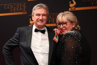 Erzgebirger pudern Promis und Gästen der Goldenen-Henne-Show in Leipzig die Nasen - Olaf Miska mit seiner Frau Viola bei der Goldenen Henne 2024 in Leipzig. Was wie ein glanzvoller Abend aussieht, war für die Erzgebirger dennoch ein Kraftakt.
