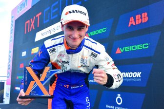 Erzgebirger rollt das Feld von hinten auf: Dieser junge Motorsportler nimmt den Fuß selten vom Gas - Jubelpose: Maxim Felix Dacher feierte auf dem Norisring in Nürnberg drei Podestplätze.