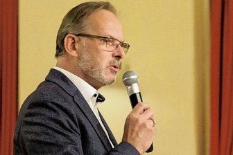 Erzgebirger rufen zu Protest gegen Waffenlieferungen auf - Die Initiatoren um Busunternehmer Udo Burkert führen das Berggeschrey am Mittwochabend mit einem stillen Protest weiter. 