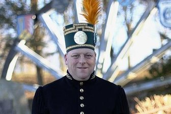 Erzgebirger ruft zu virtueller Bergparade - Andreas Rössel vom Bergbautraditionsverein Wismut im Habit eines Freiberger Bergbeamten. Diesen trägt er als Vertreter des Sächsischen Landesverbandes der Bergmanns-, Hütten- und Knappenvereine.