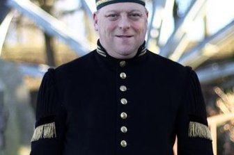 Erzgebirger ruft zu virtueller Bergparade - Andreas Rössel vom Bergbautraditionsverein Wismut im Habit eines Freiberger Bergbeamten. Diesen trägt er als Vertreter des Sächsischen Landesverbandes der Bergmanns-, Hütten- und Knappenvereine.