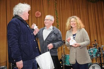 Erzgebirger sammeln mit Benefizkonzert für Pechvogel viel Geld - Der Gornsdorfer Eike Gläser (Mitte) für den das Benefizkonzert im Auerbacher Stift am Samstag stattgefunden hatte, überreichte dem Duo Holler & Wendel, das extra aus Berlin angereist war, als kleines Dankeschön gebastelte Leuchter, die ein EZV-Mitglied beigesteuert hat. 