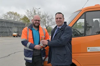 Erzgebirger sammelt Spenden ohne Ende: Thomas Hänel mit Ehrenamtspreis geehrt - Thomas Hänel (l.) ist von Rico Anton mit dem Preis „Ehrenamt des Monats“ im März ausgezeichnet worden. In dieser Woche überraschte der Landrat ihn bei der Arbeit in der Straßenmeisterei Stollberg.