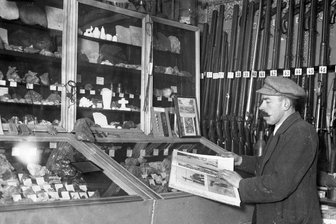 Erzgebirger sammelte die Welt - Bruno Gebhardt in der ursprünglichen Sammlung, zu der auch viele Waffen gehörten.