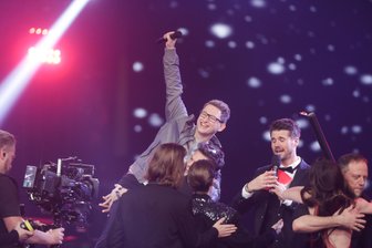 Erzgebirger Samuel Rösch siegt bei "The Voice of Germany" - Samuel Rösch bejubelt seinen Sieg bei "The Voice of Germany".