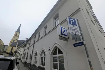 Erzgebirger sauer: Warum ein Bankautomat seit Wochen nicht funktioniert - Der Geldautomat der Deutschen Bank befindet sich am Roßmarkt in Stollberg.