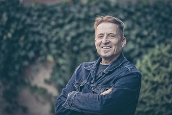Erzgebirger schlichtet in Freizeit Streit: „Ich glaube, wir haben früher mehr mit dem Nachbarn geredet“ - „Ich bin kein Richter, sondern Moderator“: Holger Müller schlichtet als Friedensrichter in Oelsnitz und Neuwürschnitz bei Zwist. Dabei wird er mit vielen Alltagsproblemen konfrontiert.