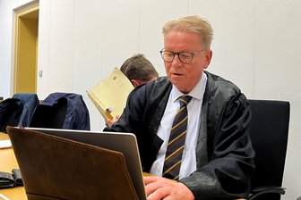 Erzgebirger soll 14-Jährige mehrfach vergewaltigt haben: Vor Gericht kommen ungewöhnliche Details ans Licht - Strafverteidiger Dr. Axel Schweppe vertritt den Angeklagten vor dem Chemnitzer Landgericht.