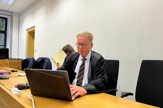 Erzgebirger soll Minderjährige mehrfach vergewaltigt haben: Prozess nimmt überraschenden Ausgang - Strafverteidiger Dr. Axel Schweppe vertritt den Angeklagten vor dem Chemnitzer Landgericht.