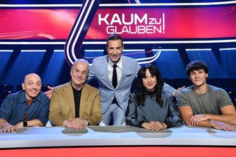 Erzgebirger sorgen mit Familiennamen in TV-Show für Lacher: Nun zeigen sie großes Herz - Kai Pflaume (Mitte) mit dem Rate-Team bestehend aus Bernhard Hoëcker, Hubertus Meyer-Burckhardt, Stephanie Stumph und Wincent Weiss (v. l.).