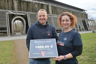Erzgebirger spenden 1000 Euro für Verein „Fontanherzen“, der herzkranken Menschen hilft - Ingo Pawlik, Inhaber des Energiewerks, hat eine Spende von 1000 Euro an Dr. Rebecca Schott übergeben.