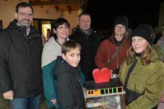 Erzgebirger spenden für Wiederaufbau des Kindergartens in der vogtländischen Nachbargemeinde - Eine Delegation von der Oberschule Schönheide hat die Spende in Rothenkirchen überbracht.