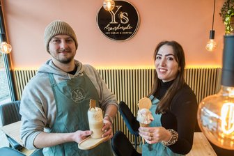 Erzgebirger starten mit drittem Eiscafé: Jetzt steht der Eröffnungstermin fest - Dimitri Trofymov und Vivien Hofmann eröffnen bald in Eibenstock ihr drittes Eiscafé.