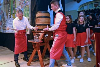 Erzgebirger starten vorfristig in die 37. Karnevalsaison - Bürgermeister Reiner Hentschel schlägt das Fassbier an, unterstützt von Robert Jost.