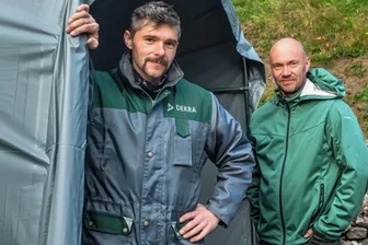 Erzgebirger stemmen dank Spenden weiteren Hilfstransport - Kai Semmler (l.) und Jan Wätzig haben erneut Hilfsgüter nach Polen gebracht, von wo aus die Waren weiter in die Ostukraine gefahren werden. 
