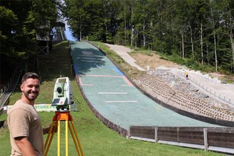 Erzgebirger stemmen ehrenamtlich mehr als 500 Arbeitsstunden für neues Schanzengelände in Pöhla - Vermessungstechniker Marco Zwierzina hat den fachlichen Blick auf den neu geformten Hang der Schanzen.