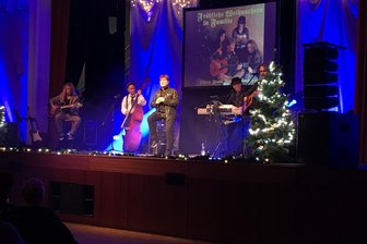Erzgebirger stimmen sich mit Frank Schöbel auf Weihnachten ein - Der Schlagerstar hat am Samstag für eine volle Festhalle in Annaberg-Buchholz gesorgt. 