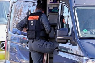Erzgebirger stinksauer über Reichsbürgerrazzia in seinem Haus - Bundesweit sowie in der Schweiz fanden am Mittwochmorgen Razzien statt.