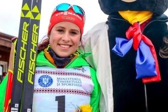 Erzgebirger stoßen zweimal auf Silber an - Silbermedaillengewinnerin Katharina Hennig und JWM-Maskottchen Braunbär Martin.
