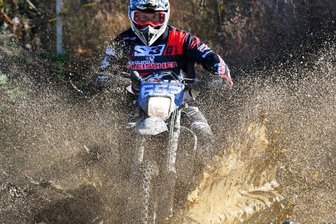 Erzgebirger trumpfen im Morgentau auf - Pascal Sadecki vom Team Enduro Fleischer Gelenau hatte die Piste bestens im Griff, gewann in Kempenich die Gesamtwertung.