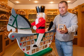 Erzgebirger überraschen mit besonderen Adventskalendern – einer kostet 1000 Euro - Michael Lorenz, Geschäftsführer der Erzgebirgischen Volkskunst Richard Glässer GmbH, zeigt den großen, mit Miniaturen bestückten Adventskalender.