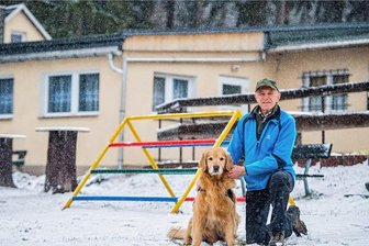 Erzgebirger verabschiedet sich nach fast 50 Jahren aus der Kommunalpolitik - Bernd Leonhardt war fast 50 Jahre im Gemeinde- beziehungsweise Ortschaftsrat Burkhardtsgrün tätig. Als Vorsitzender des Sportvereins hat er auch ein Auge aufs Sportlerheim (im Hintergrund). Heute immer an seiner Seite ist Hund Ben.