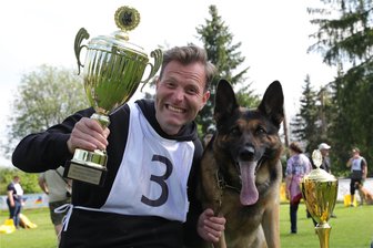Erzgebirger verteidigt mit Schäferhund seinen Meistertitel: Was Kuno zum Besten macht - Das Lachen ist zurück: Peter Kaspereit hat am Wochenende in Lugau den Deutschen Meistertitel mit Schäferhund Kuno geholt.