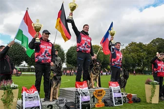 Erzgebirger verteidigt Weltmeistertitel: Kuno ist erneut bester Schutzhund der Welt - Peter Kaspereit und Kuno auf dem Treppchen.
