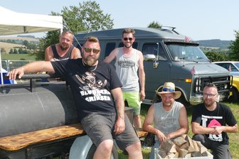 Erzgebirger voller Euphorie: Wenn ein US-Car-Treffen zum Jahresurlaub wird - Schon mehrere Tage vor dem US-Car-Treffen haben Andy Keller, Maik Birndt, Florian Böttrich, Ralf Bassi und Sven Kumpfert (von links) ihren Smoker aufgebaut.