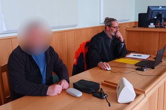 Erzgebirger vor Gericht – „Mir kam er richtig sexbesessen vor“ - Der Angeklagte mit seinem Verteidiger, Rechtsanwalt Norman Sgumin.