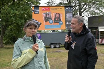 Erzgebirger wandern den Sommer über mit ihrem Kino von Ort zu Ort - Kerstin Schreier vom Verein „Wiesenreich Miriquidi“ und Jens Baumgärtel vom Verein Wander- und Erlebniskino begrüßten die Gäste im Kräutergarten in Eibenstock.