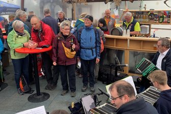 Erzgebirger wandern zu musikalischer Begleitung und wünschen sich Neuauflage - Claras musikalische Wanderung soll zu einer regelmäßigen Veranstaltung werden.