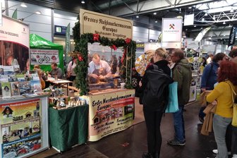 Erzgebirger werben in Leipzig auch für Weihnachtsmärkte - Bei der Freizeitmesse in Leipzig zeigte Frank Müller sein Handwerk. Er stellte unter anderem kleine Bäumchen her.