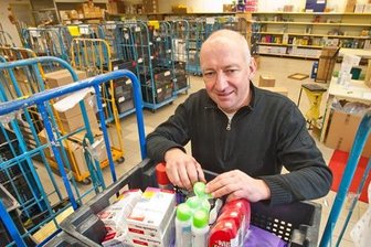 Drogeriebetreiber Heiko Ernst in einer Halle eines ehemaligen Nahkauf-Zentrums in Raschau. Sie wird derzeit als Lagerfläche genutzt.  
