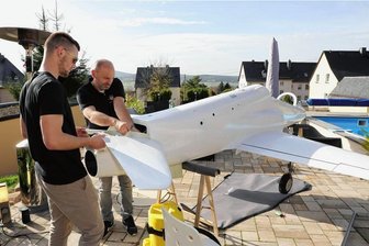 Erzgebirger will mit XXL-Modellflieger abheben - Da das Modell nicht in die kleine Kellerwerkstatt passte, wurde es seit vergangenem Jahr im Garten von Niklas (vorn) und Marcus Wolf zusammengebaut.