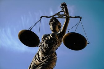 Erzgebirger wird bei Brand erst gerettet, dann verprügelt - Wegen Körperverletzung muss ein 33-Jähriger 3000 Euro zahlen.