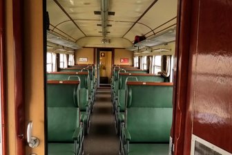 Erzgebirger wollen letztes Exemplar von 200 Reisewaggons einer Baureihe aus DDR-Zeiten retten - Dieser Blick in den Reisewaggon LOWA E5 weckt sicher bei vielen Älteren noch sehr lebendige Erinnerungen an die Reisezeit mit der Deutschen Reichsbahn.
